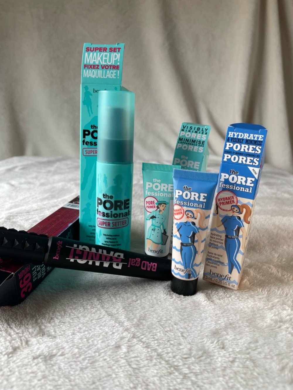 Benefit The POREfessional Primers Duo in PORE PrimerAqua and Hydrate Primer Blue